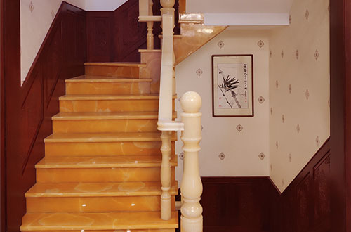 皋兰中式别墅室内汉白玉石楼梯的定制安装装饰效果